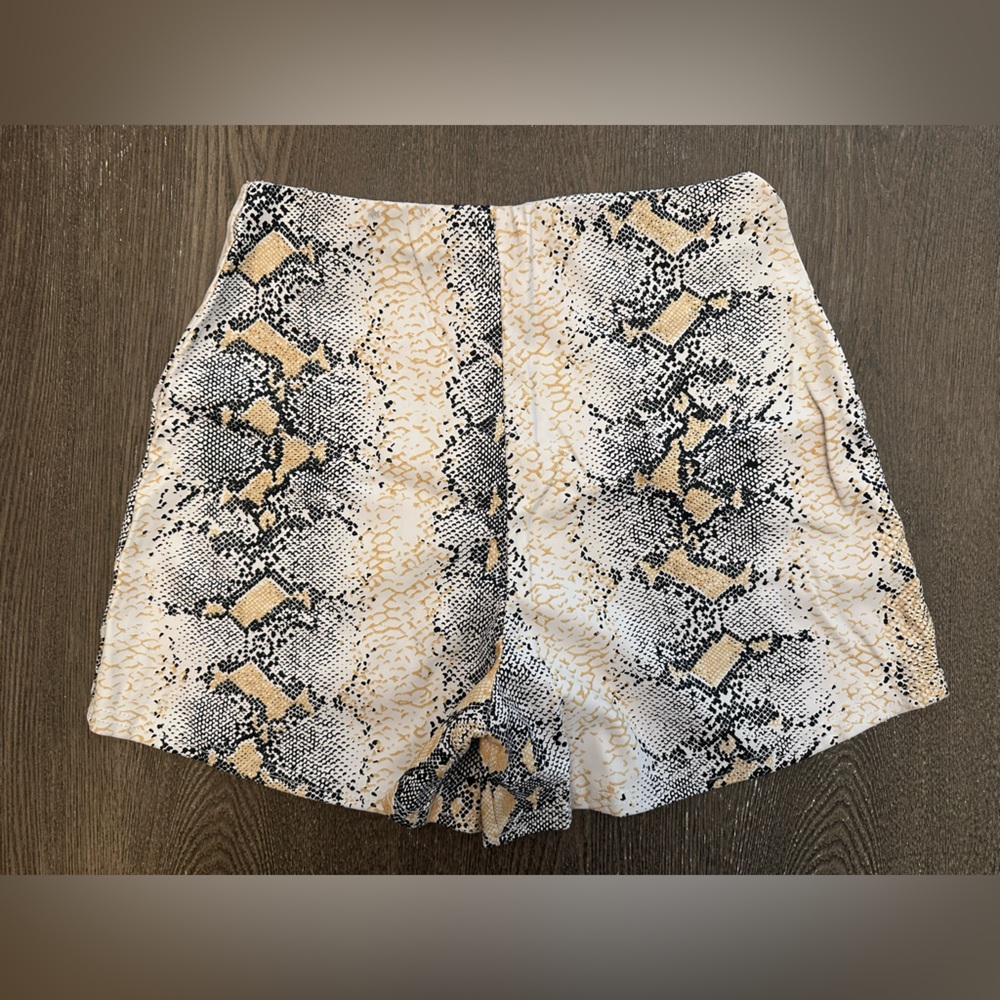 PRETTY LITTLE THING FAUX LEATHER SNAKESKIN MINI SHORTS - Size 4 SKU:316
